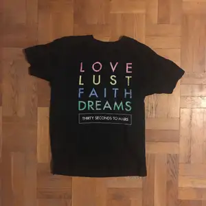 Thirty Seconds to Mars fans: här är en tröja från deras förra album jag fick vid ett Meet and Greet i London för några år sen. 