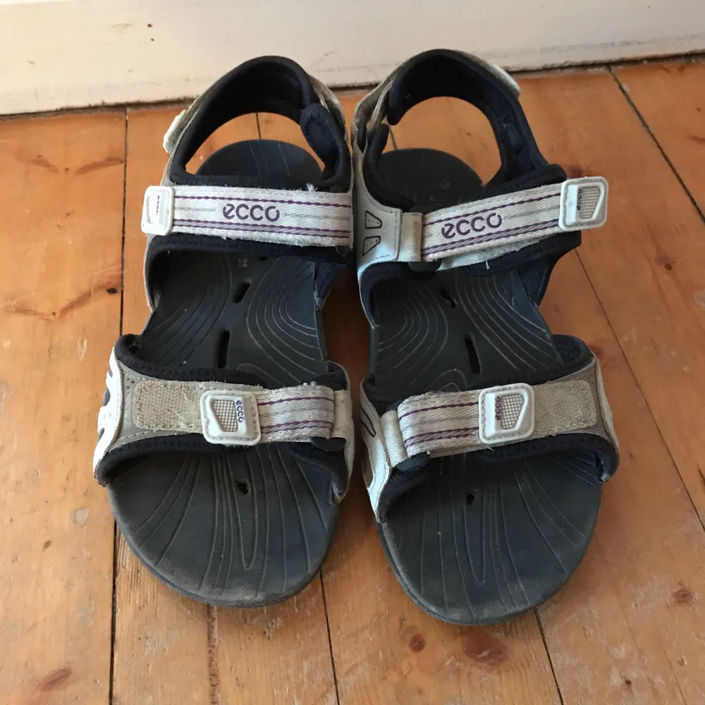 Vattentäta sandaler från ecco. De är i strl 37, men eftersom de är sandaler passar de mer en med strl 38. . Skor.