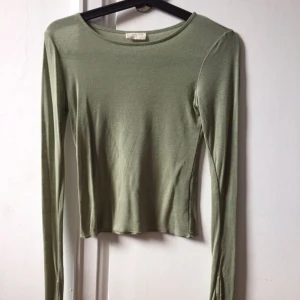  - Oanvänd. Något croppad, slits i ärmarna. 