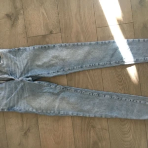  - Snygga högmidjade stretchjeans från BikBok. Jag är 175 lång och tycker dom är något för korta men är du  lite kortare så blir dom lagom!