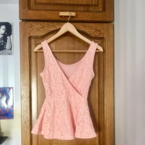  - Persikorosa topp i spets i storlek XS men funkar bättre som S. Köparen står för frakten. 