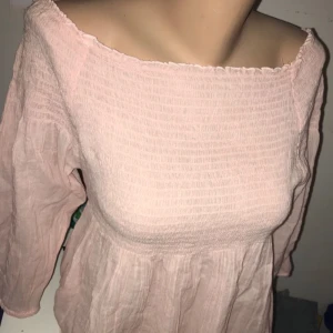  - Söt off shoulder-blus/tunika från Ginatricot! I nyskick, frakt tillkommer, tar swish