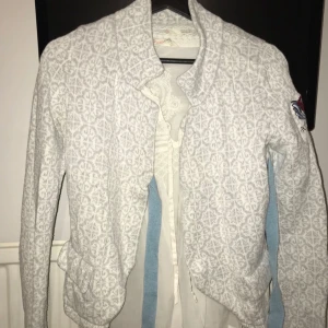  - Klassisk Odd Molly kofta! Från en sommarkollektion, därmed inte så tjock i materialet, relativt bra skick! Frakt betalas av köparen