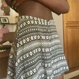  - Mönstrad kjol i storlek 36. Köparen står för frakten. 