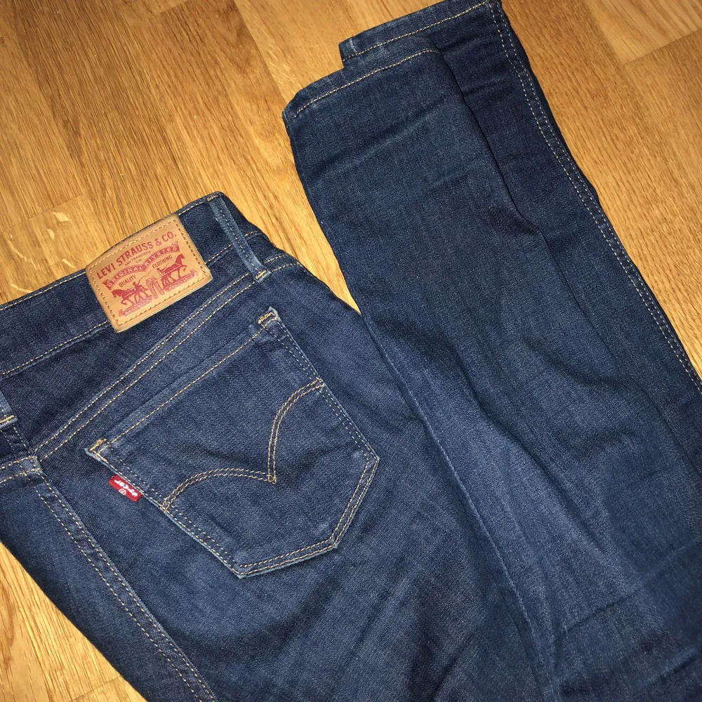 Levis byxor i fint skick! Passform: slim fit, storleken stämmer bra. Otroligt sköna byxor/jeans! Säljs pga använder aldrig. ( ursprungspris: 899kr ). Jeans & Byxor.
