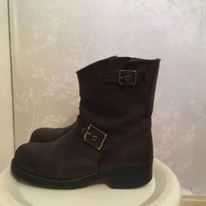  - Jag säljer mina bruna johnny bulls som köptes för 1200! Det är storlek 37 men de är större i storleken så skulle säga att det är storlek 38. Priset kan diskuteras