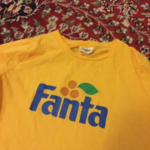  - Fanta t-shirt från bikbok