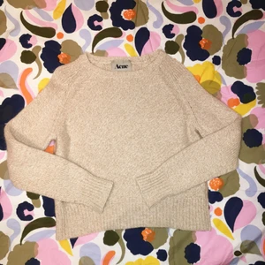  - Beige, stickad Acne tröja. Så mjuk! Frakten betalas av köparen eller så möts vi upp i Stockholm 💕