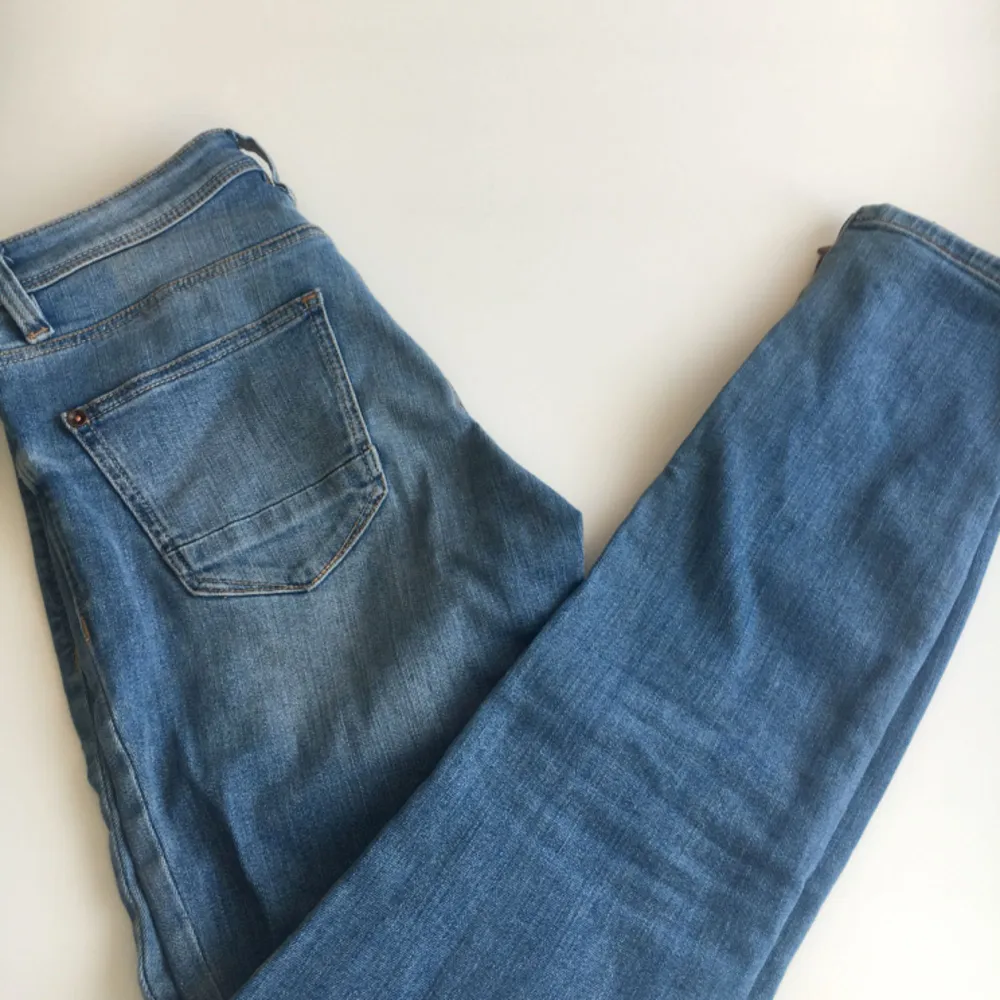 Snygga blå jeans från esprit, dom är tajta vanlig midjehöjd. Båda benen har dragkedja längst ner. Kan mötas upp i Stockholm innerstan annars tillkommer frakt, tar swish🌺. Jeans & Byxor.
