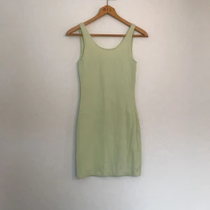  - Klänning i ljust pastellgrön