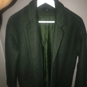  - Mörkgrön kappa från Åhléns. Köparen står för frakten.