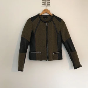  - Höst/vår-jacka i toppenskick, kakifärgad i vävtyg 🌞 Fin färg och passform! Strl 40 men passar också en 36-38 beroende på hur man vill att den ska sitta 