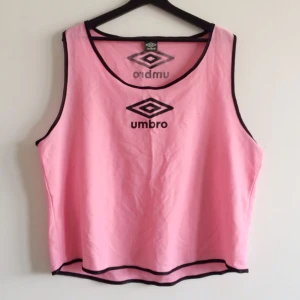  - ⚽️⚽️⚽️ Rosa linne/sportväst från Umbro. Finns ingen storlek men skulle säga att den passar alla storlekar upp till XL beroende pp hur man vill att den ska sitta. Kan skicka eller mötas i Stockholm. Köparen står för frakt. 💖💖💖
