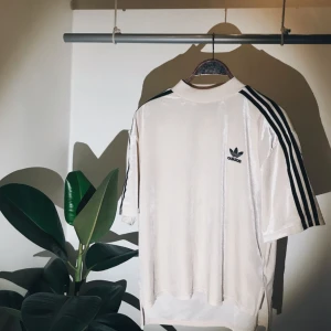  - Adidas halvarmad sammetströja i färgen ”peach” med turtleneck. Köpt i London på jdsports och har inte sett denna här hemma i Sverige. Den är i helt nyskick, tvättad och klar. 
