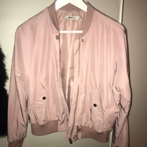  - Bomberjacka i pastellrosa, från Gina tricot!