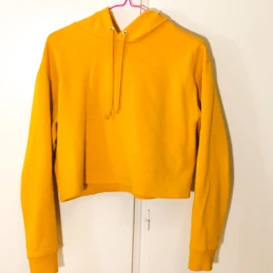  - Supersnygg orange luvtröja. Knappt använd