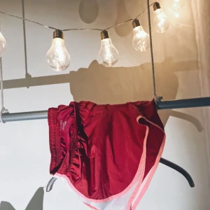  - ”NIKE DRI-FIT 3.5" 10K SHORTS - WOMEN'S”.  Snygga rosa Nike träningsshorts med resår i midjan och luftigt material. Använda fåtal gånger