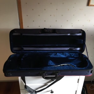  - Nypris 1000kr hos en violinmakare i Västerås,köpte den för 6 år sedan och använde den i ca 2 år och sen dess har den bara legat orörd eftersom jag köpte en ny,kan mötas i Västerås eller Stockholm☺️