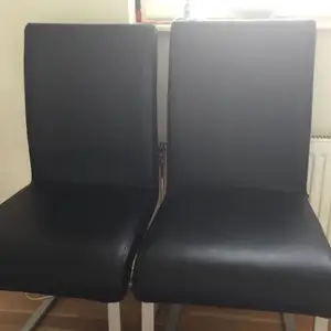 Två konstläder stolar med aluminium underrede. Perfekt som matbordsstolar. Dom har lite gung i.  100 kr styck.