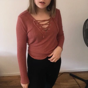  - Snygg ribbad snörad tröja, aldrig använd ! 