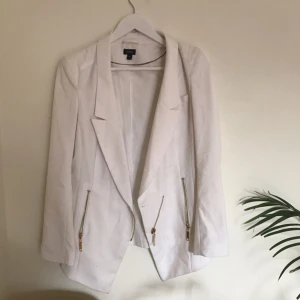  - En vit kavaj med små armpuffar som är supersnygg. Den har guldiga detaljer✨