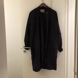  - Lång mörkgrå bomberjacka från weekday