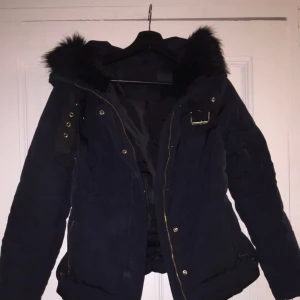  - Jacka från Zara. Storlek M. Måttligt använd.  Frakt tillkommer, kan mötas upp i Lund/Landskrona/Asmundtorp. Pris kan diskuteras vid snabb affär