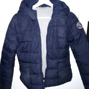 Abercrombie jacka - Säljer min abercrombie jacka storlek XL kids (14-16 år) eller xs i dam storlek. Det är fleece innanför jackan och den håller garanterat värme. Luvan är mycket rymlig. Ursprungs pris: 1700 kr.