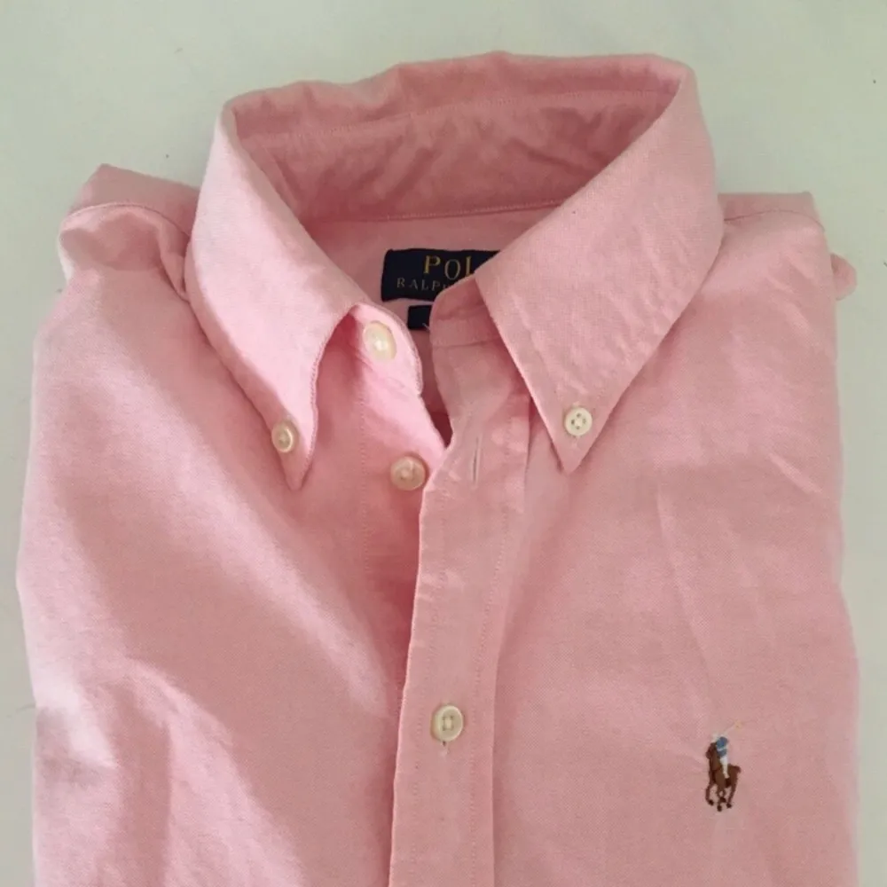 RALP LAUREN skjorta i en fin rosa färg! Costum fit, relativt rak passform. Fina detaljer, Stl XS. Använd vid några få tillfällen! 100% bomull.. Skjortor.