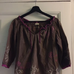  - Odd molly blus, strl 1 (motsvarande s). Frakt tillkommer, kan mötas upp i Lund/Landskrona/Asmundtorp 