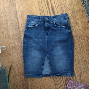  - Jeanskjol från h&m  med en liten slit framtill 