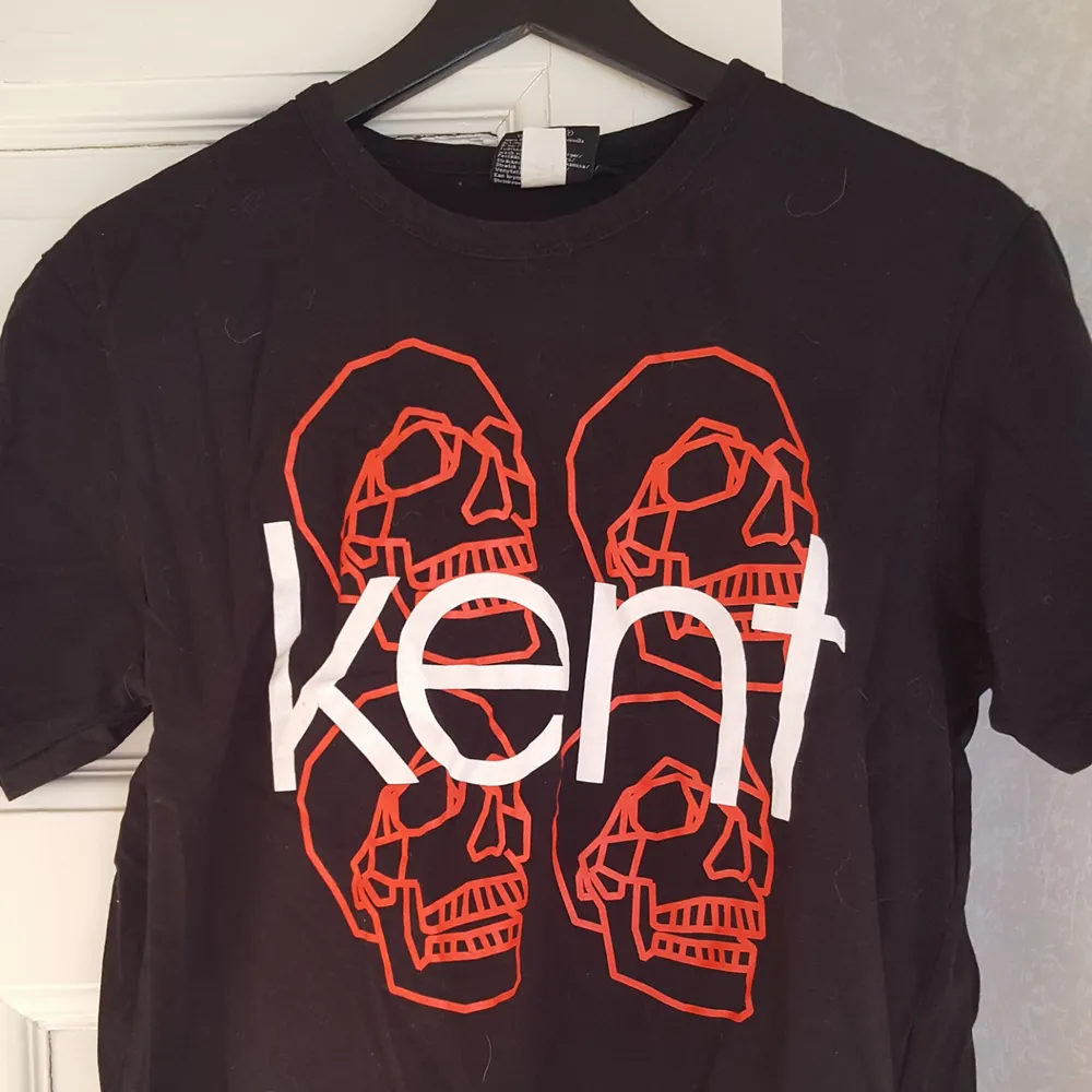 kent t-shirt i L men passar alla beroende på önskad passform :) frakt tillkommer. T-shirts.