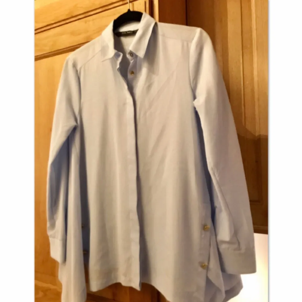 En jätte cool skjorta som jag har aldrig använt! Nyköpt-pris var 250 :- köpt i Montreux Schweiz från Zara. Skjortor.