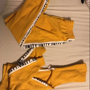  - Superfint Senapsgult tvådelat set från bilbok. Endast använd 1 gång. Byxan är i storlek S, och tröjan är i storlek XS. Betalning sker via Swish, Köparen står för fraktkostnaden.