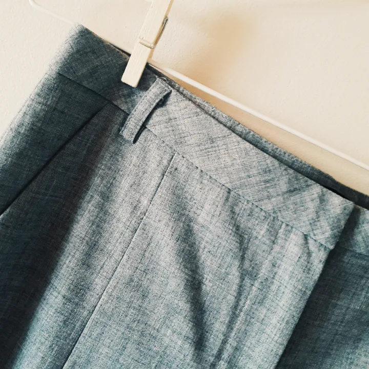 FRI FRAKT. Jättesnygga grå kostymiga tunna byxor! Perfekt till vår/sommar eller på vintern med ett par strumpbyxor under.. Jeans & Byxor.