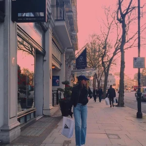  - Raka utsvängda och världens skönaste jeans! Inget msn skämtar bort, knappt använda och näst intill nya. Köparen står för frakten ❤️