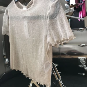  - glittrig top från Gina Tricot✨Älskar toppen men har aldrig vågat ha den på mig. Som ny! Lapp och allt kvar! 