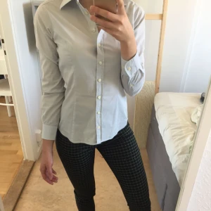  - Figursydd skjorta från Tiger of Sweden. Endast använd ett fåtal gånger och är därför i mycket fint skick! Frakt ingår i priset 🌸