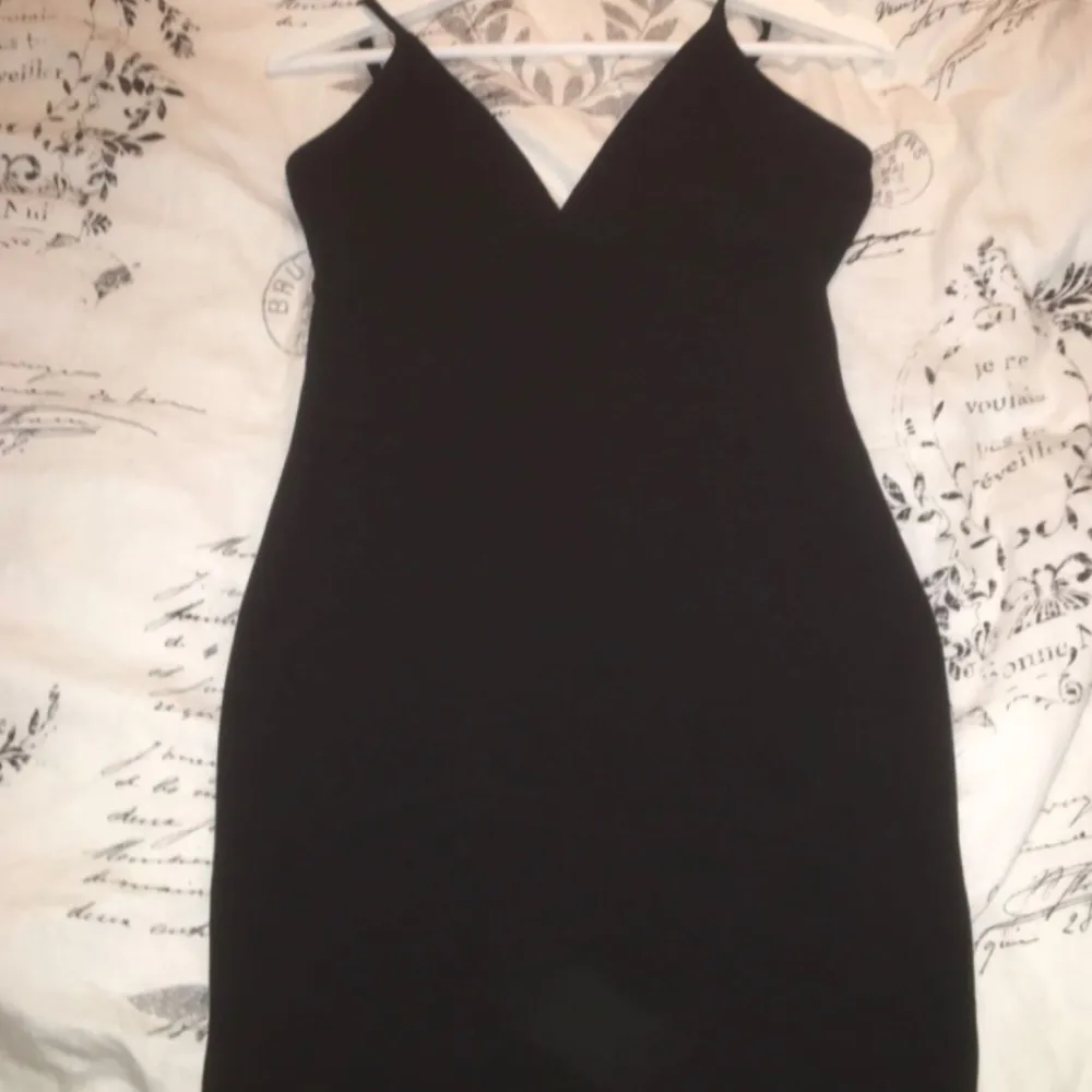 Säljer en svart klänning! Superfin och endast använd 3 gånger! . Klänningar.