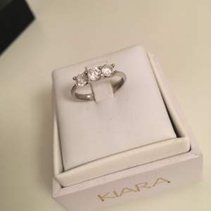 Jätte vacker silver ring med 3 runda diamanter, köpt i själva Kiara butiken i Italien✨ Det står ”Älskar dig” bak på ringen, tyvärr😂  ❗️tar bara swish❗️