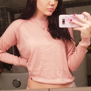  - Rosa Tröja från Urban Outfitters. Nypris: 450kr (den är uppvikt lite grann längst ner, är lite längre)