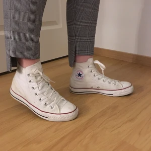  - En par vita höga converse, använd ett par fåtal gånger men i bra skick! Om ni vill att de ska tvättas innan är det bara att säga till! Frakt 50kr 