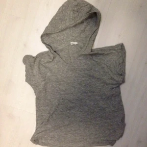  - Filippa K tröja med luva I bra skick då jag aldrig har haft på den!