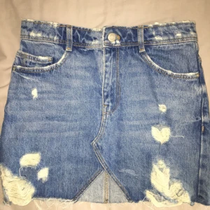  - Sliten jeanskjol från Zara. Bra skick!