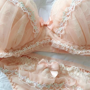  - Storlekar 65E på bh-n och xs på trosorna. Är oanvänd! 35kr frakt!