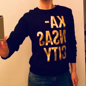  - Sweatshirt med guldfärgat tryck från Lee✨ Stl XS men passar S-M beroende på önskad passform. Knappt använd.