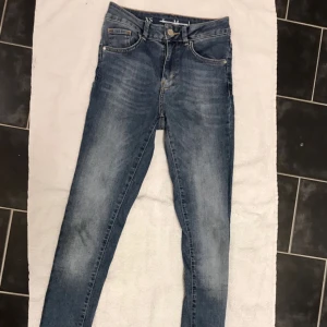  - Blåa tighta jeans från Never Denim. I bra skick. Frakt får du stå för själv