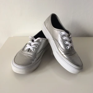  - Kalasfina Vans Authentic  i silverfärgad läderimitation (?). Väldigt sparsamt använda och i bra skick. Säljes pga för liten storlek, tyvärr!   Frakt tillkommer. 