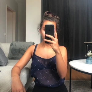 Fint linne💙 - Märke: Bershka Modell: Lätt transparent, korsad i ryggen Färg: Mörkblå Storlek: S Skick: Bra skick