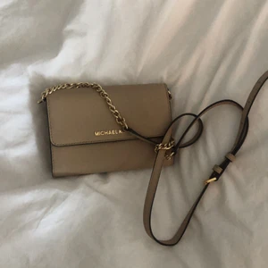 MICHAEL KORS VÄSKA - Minimalt använd, kommer med äkthetsbeviset köpt på Net-A-Porter för ca 3år sedan